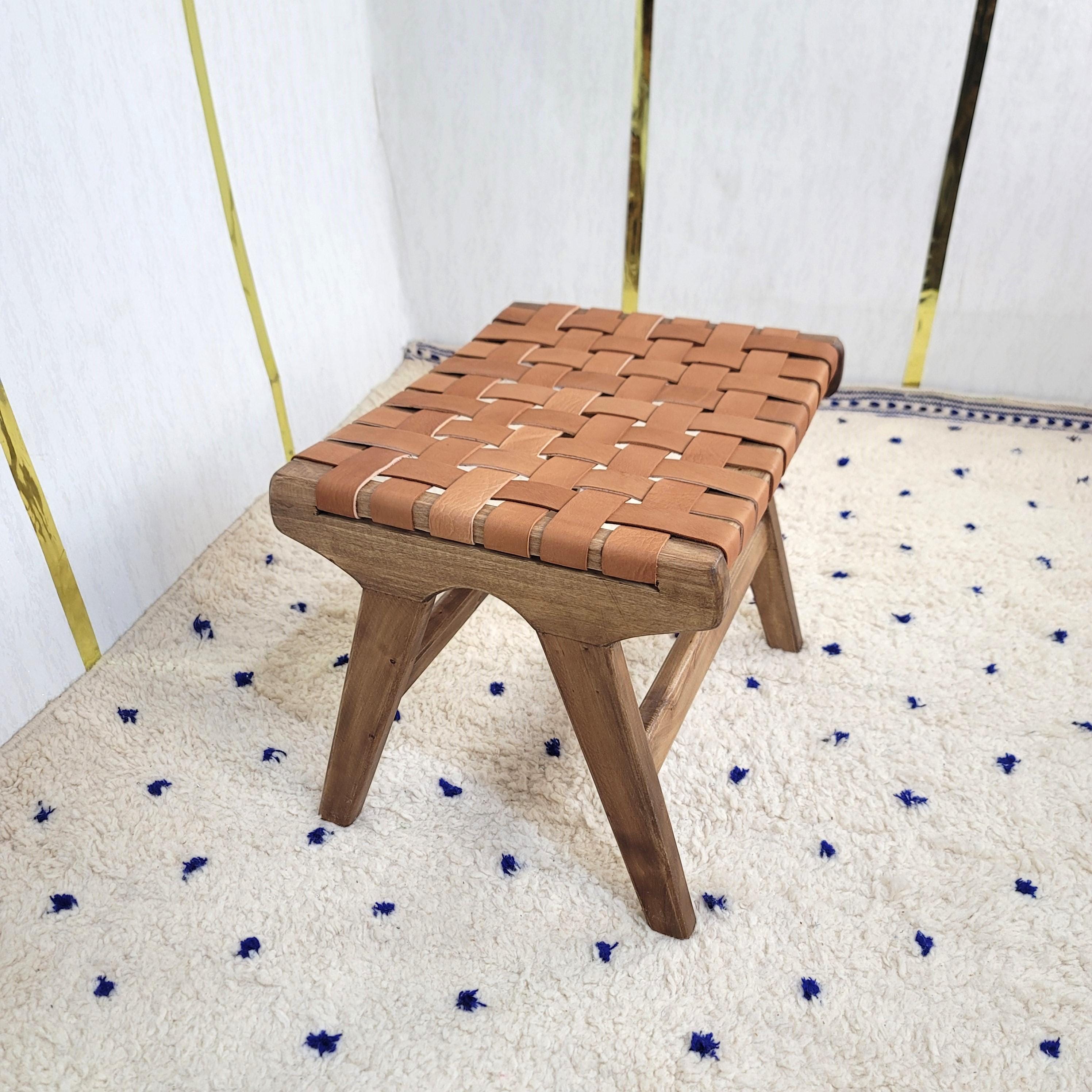 手作りのモロッコレザー製フットスツール：素朴な編み込みアクセント