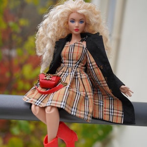 Blonde lammily doll top