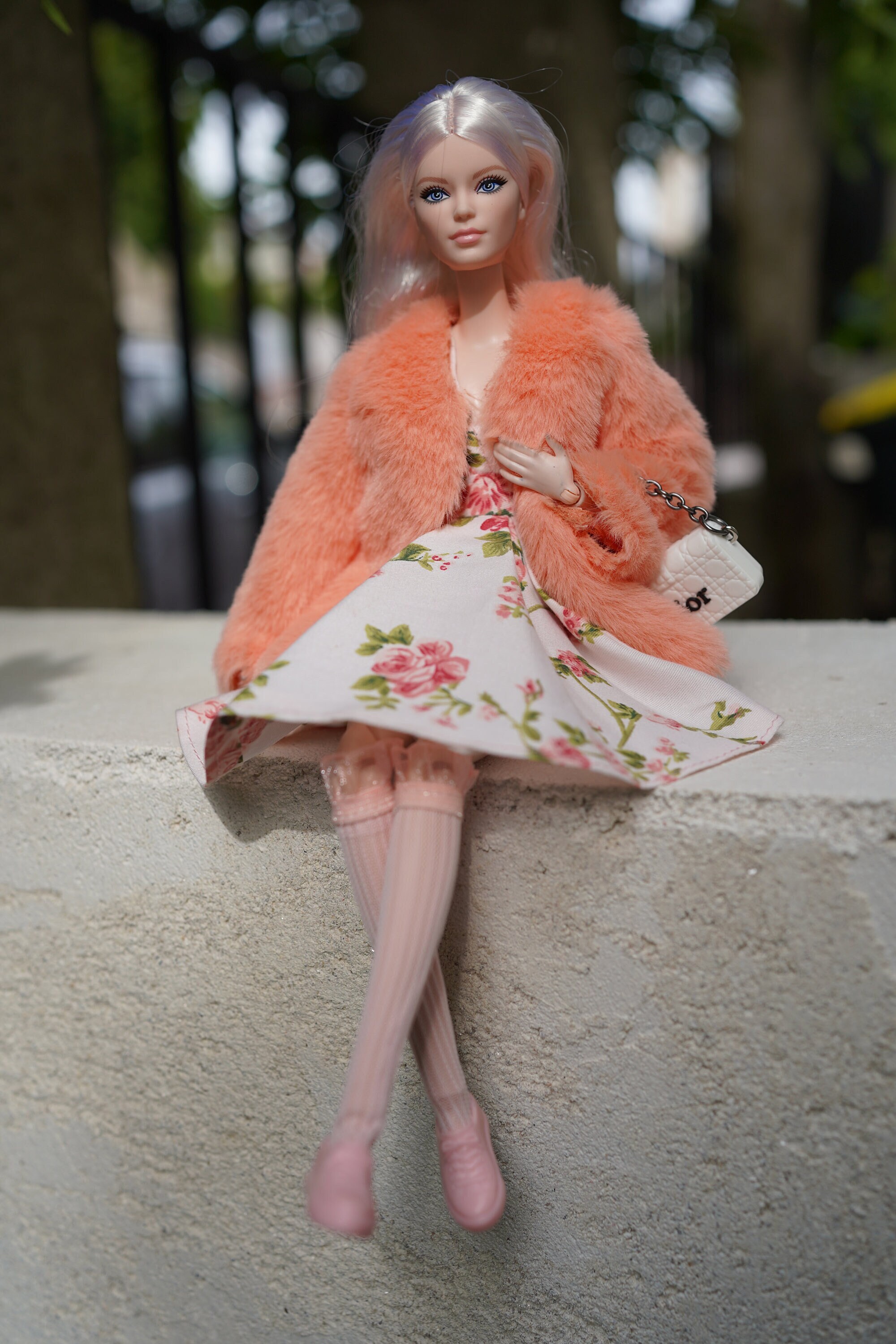 Robe barbie élégante de couleur rouge et blanc - Le crochet