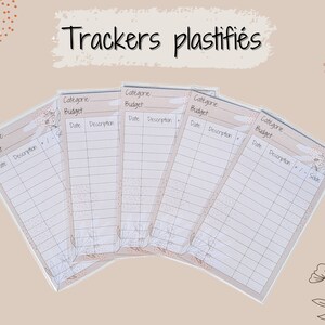 May include: A set of five laminated trackers with a beige background. Each tracker has sections for category, budget, date, and description. The text "Trackers plastifi&eacute;s" is at the top. Floral designs are in the corners.