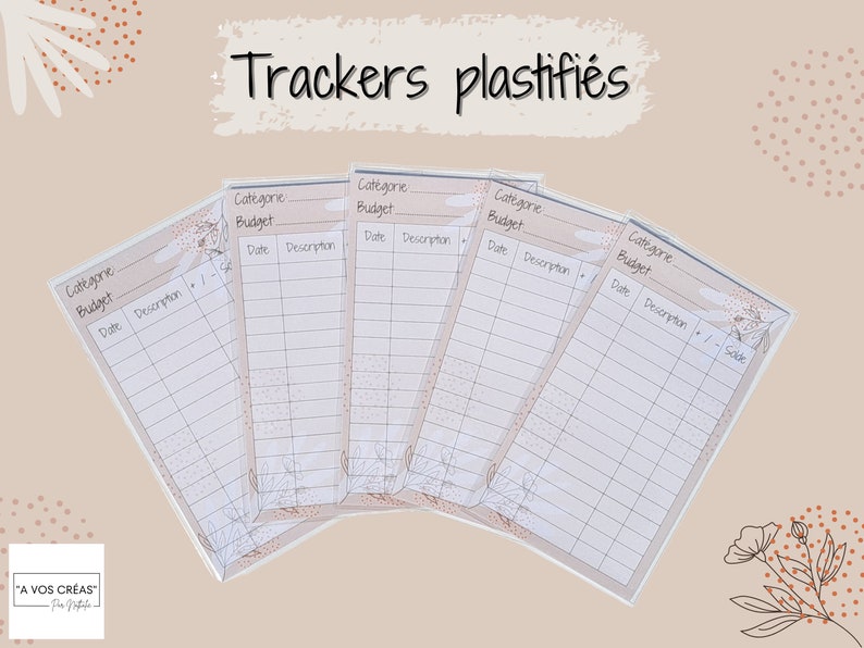 May include: A set of five laminated trackers with a beige background. Each tracker has sections for category, budget, date, and description. The text "Trackers plastifi&eacute;s" is at the top. Floral designs are in the corners.
