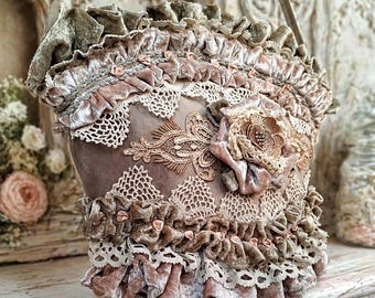 Bolso de terciopelo color topo con volantes y encaje, estilo shabby chic, hecho a mano en Francia.