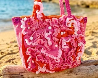 Bolso de yute rosa adornado, bolso tote grande de encaje con volantes.
