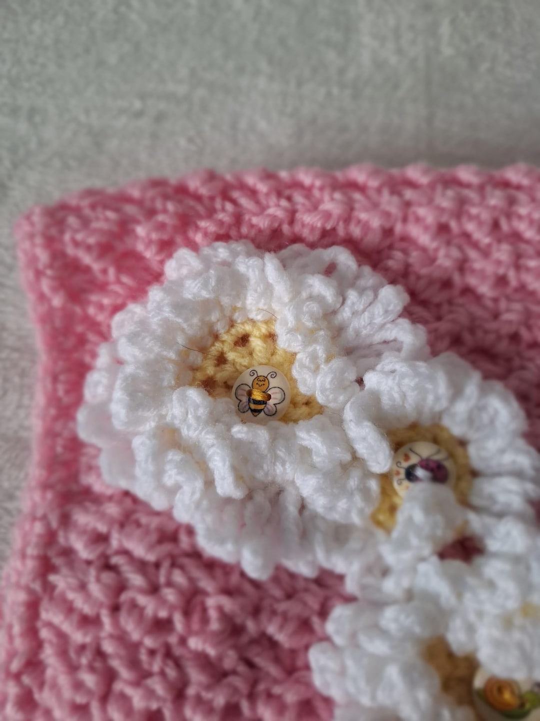 ピンクとホワイトの模様のブランケット 白い花が咲いたピンクの小さな