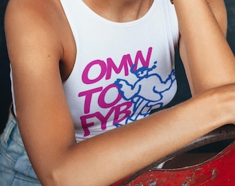 Grafisches Racer Tank Top, Festival Stil, Geschenke für Sie, Frecher Y2K Spaß, omw to fyb, freches Frauen Tank, freches Grafiktop für Frauen, y2k Spaß
