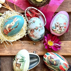 Vintage-Inspired Easter Egg Tins: A set of 10 reusable, fillable metal eggs, perfect for Easter gifts and hunts. Unique, collectible designs for festive decoration and family traditions. Ideal for sweets and surprises.