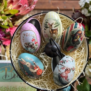 Bärli's Vintage-Inspired Easter Egg Tins: A set of 10 reusable, fillable metal eggs, perfect for Easter gifts and hunts. Unique, collectible designs for festive decoration and family traditions. Ideal for sweets and surprises.
