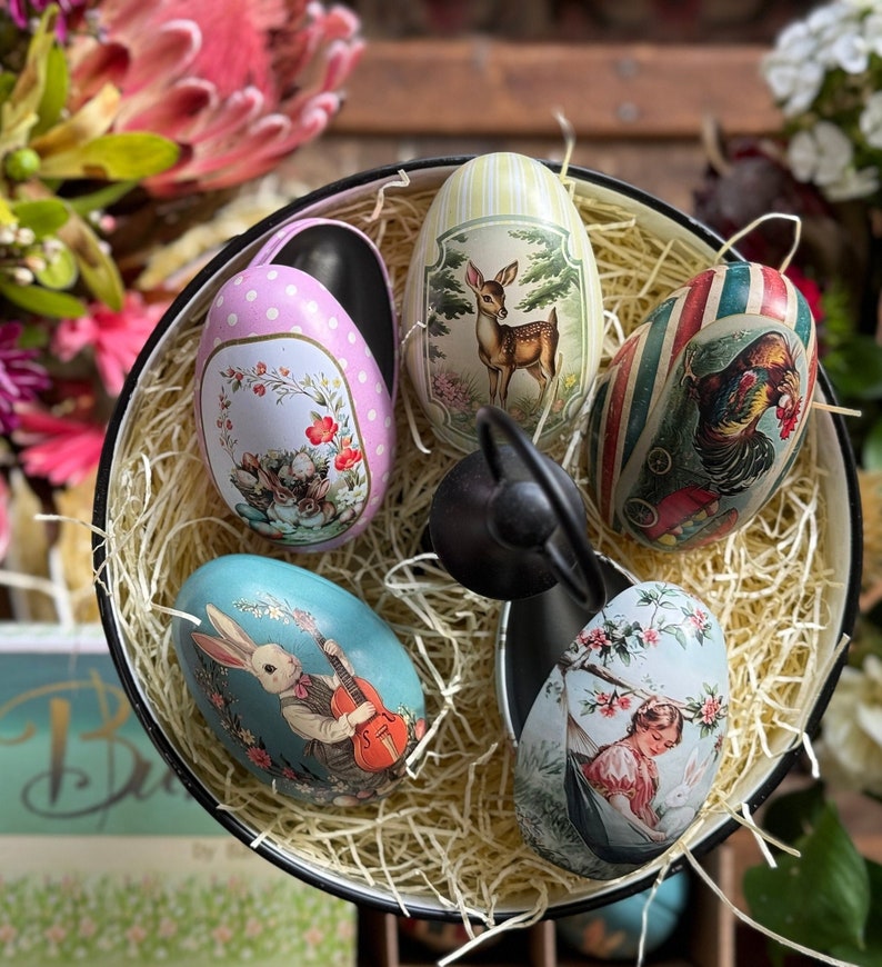 Bärli's Vintage-Inspired Easter Egg Tins: A set of 10 reusable, fillable metal eggs, perfect for Easter gifts and hunts. Unique, collectible designs for festive decoration and family traditions. Ideal for sweets and surprises.