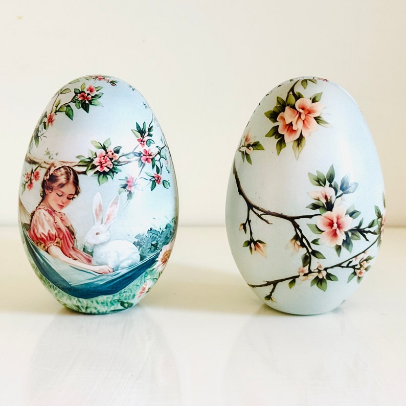 Bärli's Vintage-Inspired Easter Egg Tins: A set of 10 reusable, fillable metal eggs, perfect for Easter gifts and hunts. Unique, collectible designs for festive decoration and family traditions. Ideal for sweets and surprises.