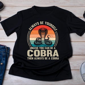 Camiseta de cobra, camiseta para amantes de las serpientes, camiseta retro con estampado de cobra al atardecer.