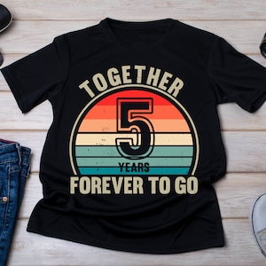 5周年記念Tシャツ、5年間ずっと一緒にいようシャツ、結婚5周年記念ギフト、5周年記念ギフト、結婚5周年ギフト。