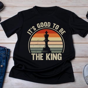 King Chess Piece Shirt : &quot;Es ist gut, der König zu sein&quot; T-Shirt.&quot;