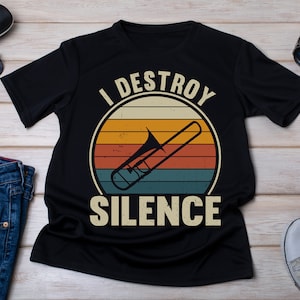 Puede incluir: Camiseta negra con un gráfico de trombón de estilo vintage y el texto "I DESTROY SILENCE".