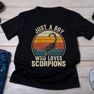 Camiseta de escorpión, solo un chico que ama a los escorpiones, camiseta de amante de los escorpiones, camiseta de signo del zodiaco de escorpión, regalo de cazador de escorpiones, regalo de dueño de escorpión