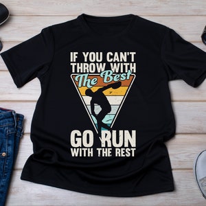 Könnte beinhalten: Schwarzes T-Shirt mit einem Vintage-Grafik eines Diskuswerfers. Die Grafik zeigt ein Dreieck mit dem Text "Wenn du nicht mit den Besten werfen kannst, lauf mit den anderen".