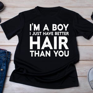 私は男の子。あなたより髪が綺麗。Tシャツ、長髪の男の子へのギフト、長髪の男の子、長髪シャツ、自閉症の格言、おしゃれな男の子へのギフト