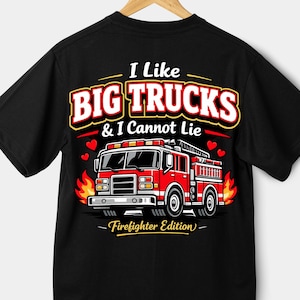 Peut inclure: T-shirt noir avec un dessin d'un camion de pompiers rouge avec des flammes et le texte "I Like Big Trucks & I Cannot Lie - Firefighter Edition". Le design comprend des coeurs rouges.