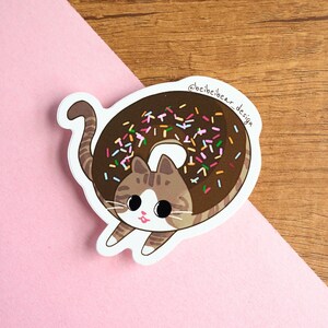 Sticker chat donut, sticker chat mignon, sticker donut, chat tigré brun, sticker chat drôle, cadeau pour amoureux des chats, cadeau maman chat, cadeau mignon