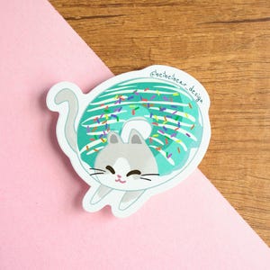 Sticker chat donut, sticker chat mignon, chat bicolore pie gris et blanc, autocollant mignon, sticker chat drôle, cadeau mignon, cadeau pour amoureux des chats