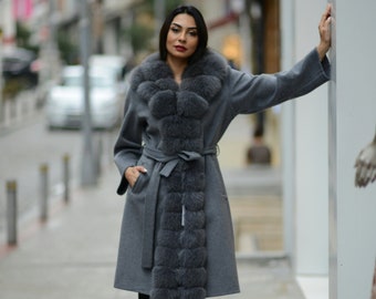 Grauer Alpaka-Mantel mit Fuchspelzbesatz Damen