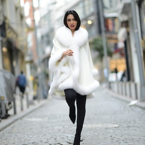 Wollweißes Kaschmir Cape: Reine Fuchspelzborte, Kuscheliges Winter Cape