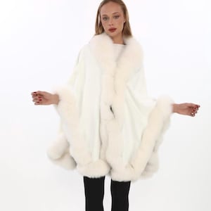 Weißes Kaschmir Cape mit Fuchspelzbesatz, Winter Cape für Frauen, Einheitsgröße
