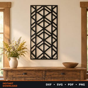 Könnte beinhalten: Ein rechteckiges, schwarzes Wandkunstpaneel mit einem geometrischen Muster aus sich kreuzenden Linien und Dreiecken. Das Design besteht aus einem vertikalen Gitter mit sich wiederholenden, winkligen Formen in Gitteroptik.