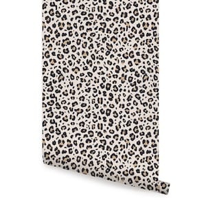 Puede incluir: Un patrón sin costuras de manchas de leopardo negras y marrones sobre un fondo crema. Este patrón es perfecto para agregar un toque de salvajismo a cualquier proyecto.