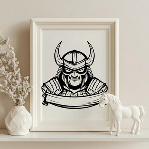 K&ouml;nnte beinhalten: Gerahmter Schwarz-Wei&szlig;-Druck eines Samurai-Kriegers mit einem geh&ouml;rnten Helm und einem strengen Ausdruck. Der Samurai hat eine detaillierte R&uuml;stung und ein Banner darunter. Eine wei&szlig;e Pferdfigur und eine dekorative Vase stehen auf dem Regal.