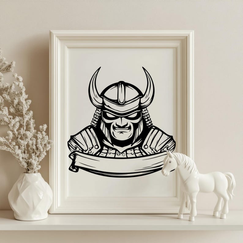 K&ouml;nnte beinhalten: Gerahmter Schwarz-Wei&szlig;-Druck eines Samurai-Kriegers mit einem geh&ouml;rnten Helm und einem strengen Ausdruck. Der Samurai hat eine detaillierte R&uuml;stung und ein Banner darunter. Eine wei&szlig;e Pferdfigur und eine dekorative Vase stehen auf dem Regal.