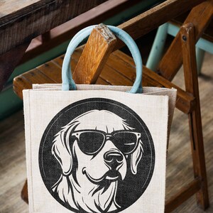 Puede incluir: Una bolsa de yute beige con una ilustraci&oacute;n en blanco y negro de un perro con gafas de sol. El perro mira hacia la derecha y tiene una expresi&oacute;n feliz.