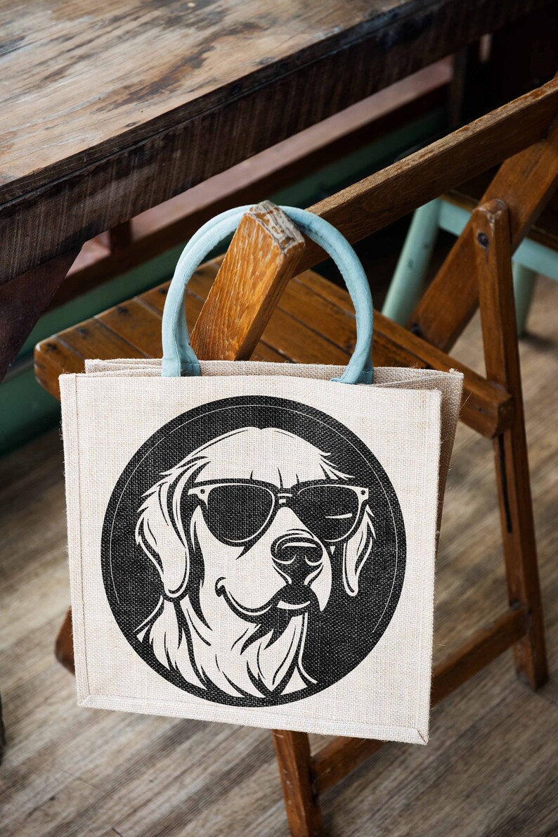 Puede incluir: Una bolsa de yute beige con una ilustraci&oacute;n en blanco y negro de un perro con gafas de sol. El perro mira hacia la derecha y tiene una expresi&oacute;n feliz.