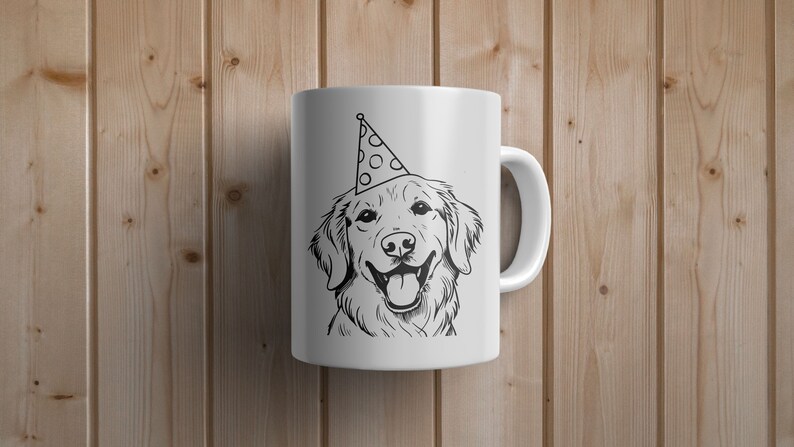 Puede incluir: Taza de cer&aacute;mica blanca con una ilustraci&oacute;n en blanco y negro de un golden retriever con un gorro de fiesta. El perro sonr&iacute;e con la lengua fuera.