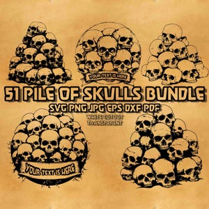 Puede incluir: Un paquete de arte digital con cinco ilustraciones de calaveras. Las imágenes incluyen montones de calaveras y una disposición circular de calaveras con una pancarta que dice "YOUR TEXT IS HERE". También está presente el texto "51 PILE OF SKULLS BUNDLE".