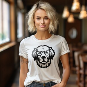 Puede incluir: Una camiseta blanca con una ilustraci&oacute;n en blanco y negro de un perro con gafas. El perro est&aacute; mirando hacia adelante.
