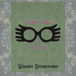 Peut inclure: Un carré de tissu vert avec le texte "You are as sane as I am" et les mots "Wizards Needleworks". Le motif présente des lunettes noires de forme unique. Le fond a un motif floral.