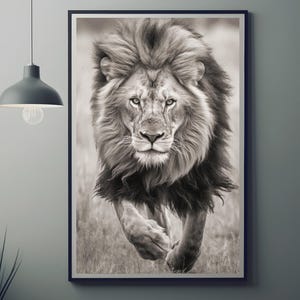 Potente leone che corre nella savana - Foto di animali selvatici in bianco e nero, arte murale del re della giungla, carta di qualità museale