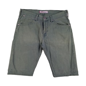 Könnte beinhalten: Eine grüne Cargo-Shorts mit einem 504-Markenlabel.