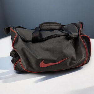 Vintage 2000er Nike Sporttasche Schwarz Rot Duffel Bag Nylon Große Kapazität Leicht Reißverschlussfächer Fitness Reise Retro Design Unisex