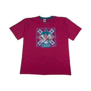 Könnte beinhalten: Magentafarbenes T-Shirt mit türkisfarbenem Ausschnitt und Ärmelbesatz. Auf der Vorderseite befindet sich eine quadratische Grafik mit zwei Teddybären, Sternen und den Worten "HOME HEART" in Türkis. Das Shirt ist aus weichem Material.