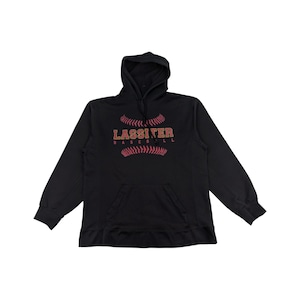 Könnte beinhalten: Schwarzer Kapuzenpullover mit Fronttasche und Kordelzug. Der Pullover trägt den Text "Lassiter Baseball" in Rot und ein Baseball-Design in Rot.