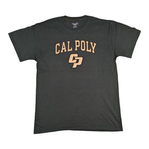 Könnte beinhalten: Ein dunkelgrünes T-Shirt mit dem Text "CAL POLY" und einem goldenen "CP"-Logo.