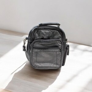 Sac à bandoulière en cuir vintage des années 1990 Sac à bandoulière noir avec compartiments à fermeture éclair Design rétro Pratique pour la vie quotidienne Look vintage unisexe