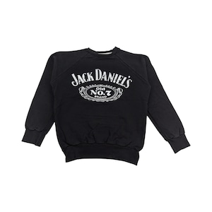 Könnte beinhalten: Schwarzes Sweatshirt mit Rundhalsausschnitt und dem weißen Jack Daniel's Old No. 7 Brand Logo auf der Brust. Das Sweatshirt hat lange Ärmel und gerippte Bündchen. Das Logo zeigt den Markennamen und ein rundes Emblem.