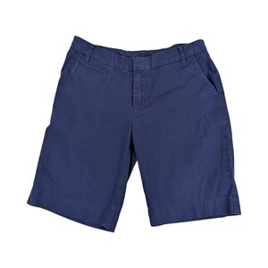 Könnte beinhalten: Eine dunkelblaue Jeans-Shorts.