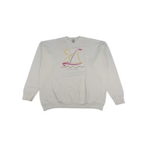 Könnte beinhalten: Weißes Sweatshirt mit einem Segelboot-Motiv in Rosa, Gelb und Rot. Der Text "CAPE COD" befindet sich darunter. Das Sweatshirt hat lange Ärmel und einen Rundhalsausschnitt.