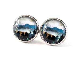 Pendientes de botón con diseño de montaña - Regalo ideal para amantes de la naturaleza, excursionistas y campistas. Pendientes de botón.