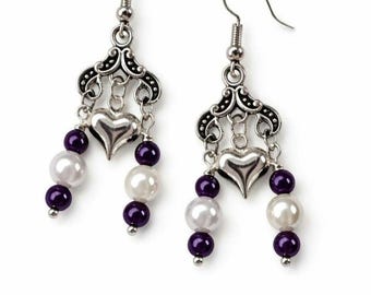 Pendientes colgantes para aficionados al deporte, con los colores morado y blanco del equipo. Joyería para fans, ideales para el día del partido.