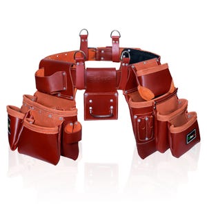 Op de afbeelding: Een bruine leren gereedschapsriem met meerdere zakken en pouches. De riem heeft een centrale pouch met een handvat en de tekst "ZeBeeCo". De riem heeft metalen lussen voor bretels en is ontworpen voor constructie of timmerwerk.
