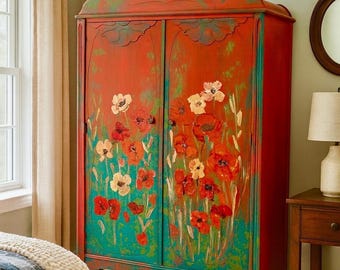 Può includere: Un armadio dipinto a mano e vibrante con finitura anticata. L'armadio presenta uno sfondo rosso con accenti turchese e un motivo floreale di papaveri rossi, arancioni e bianchi. L'armadio ha una parte superiore decorativa e poggia su gambe corte.